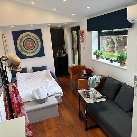 Bespoke Gallery Guesthouse 헨던 외부 사진