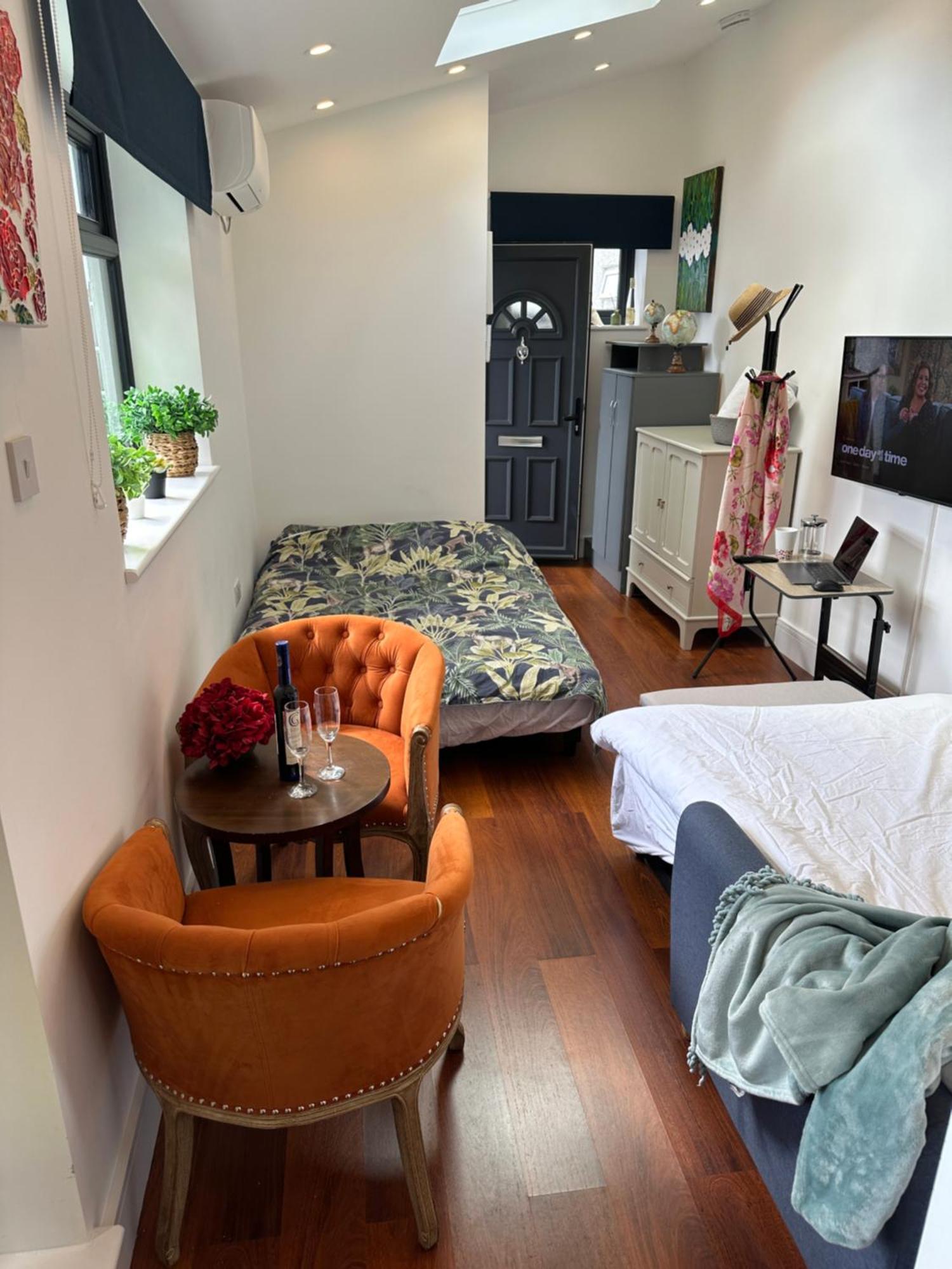 Bespoke Gallery Guesthouse 헨던 외부 사진