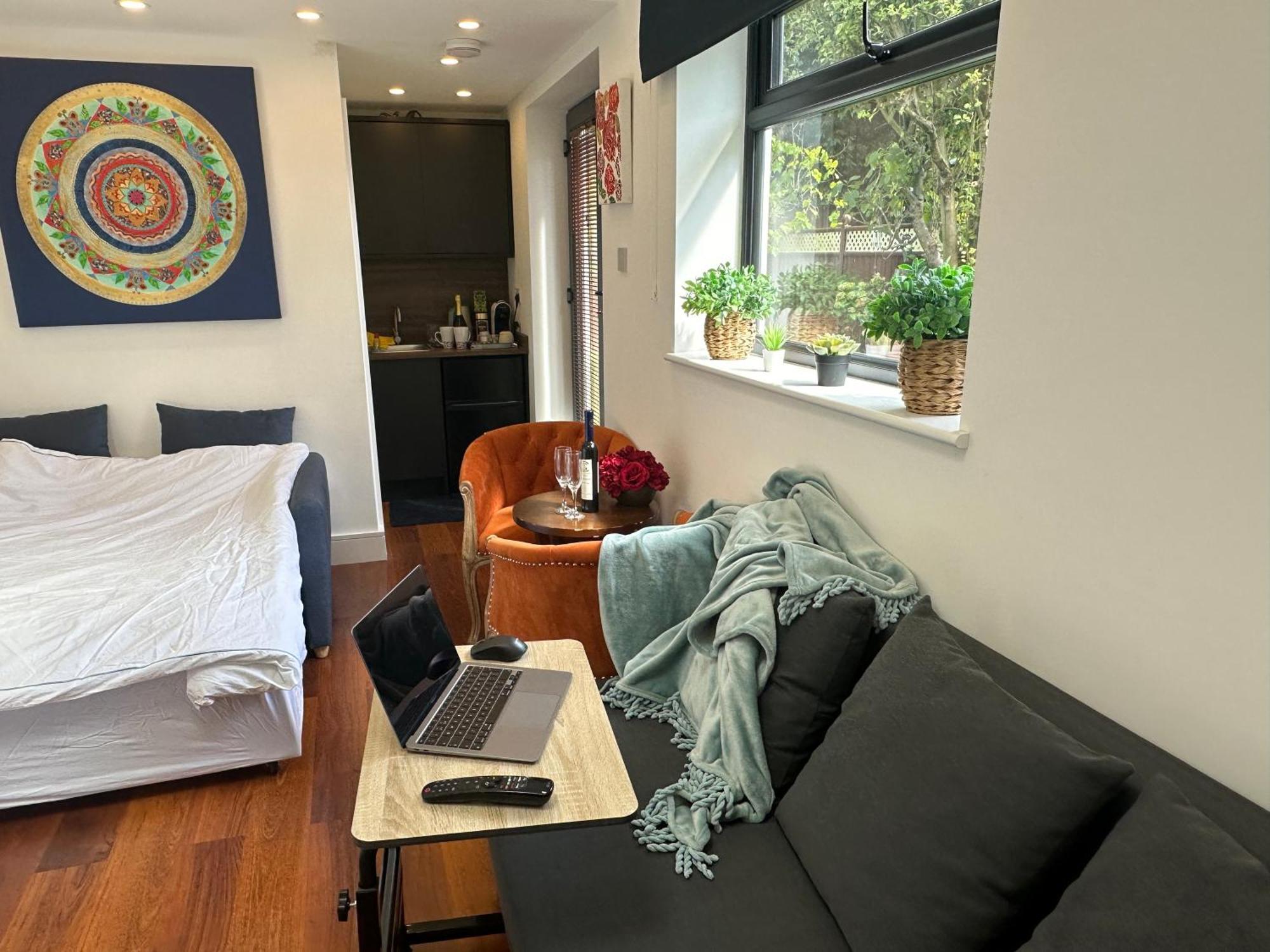 Bespoke Gallery Guesthouse 헨던 외부 사진