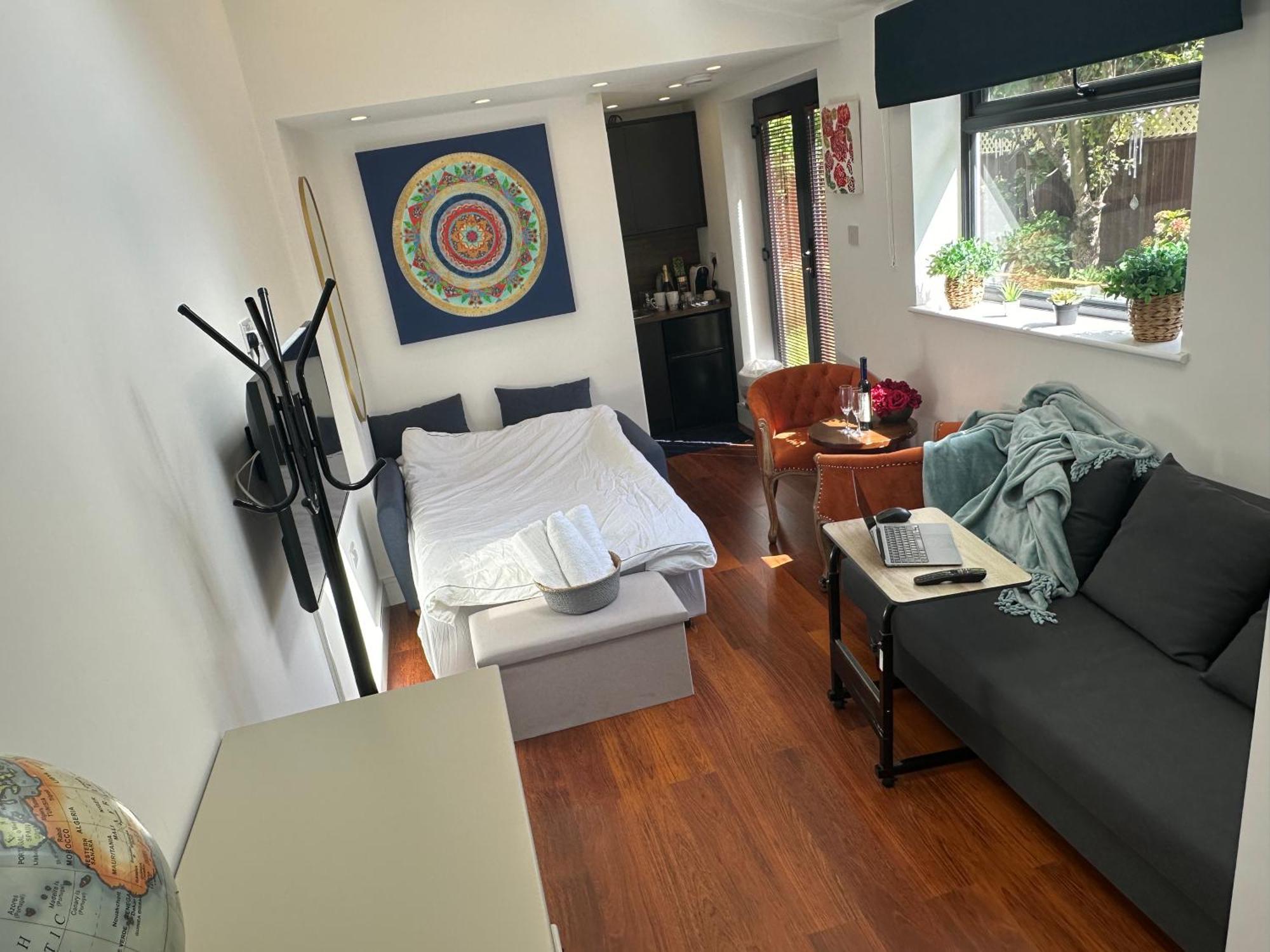 Bespoke Gallery Guesthouse 헨던 외부 사진