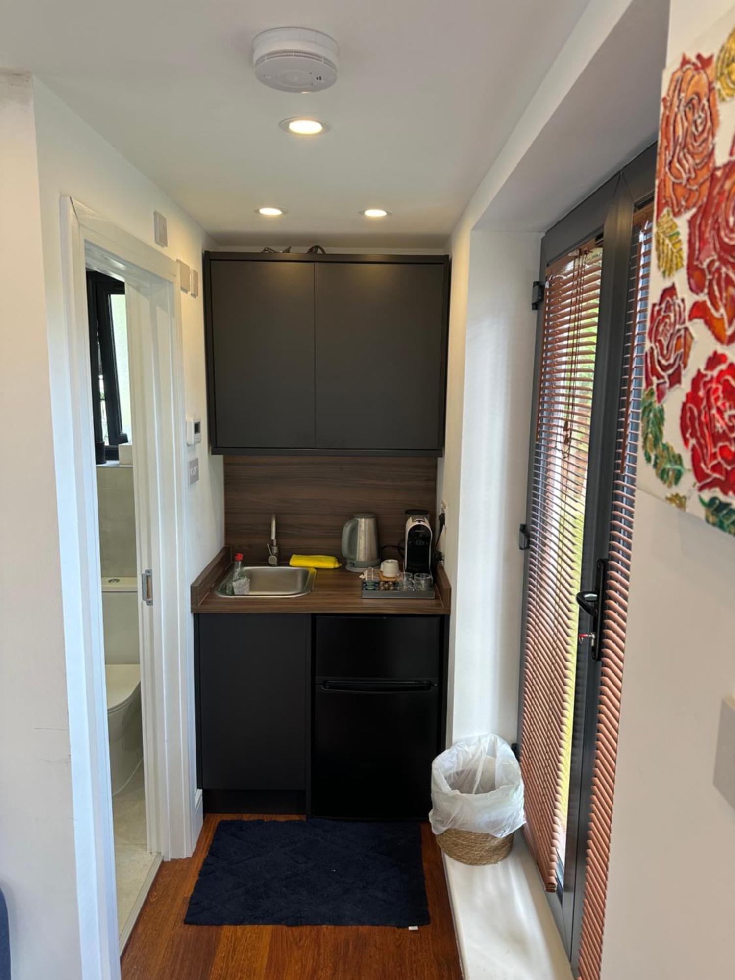 Bespoke Gallery Guesthouse 헨던 외부 사진