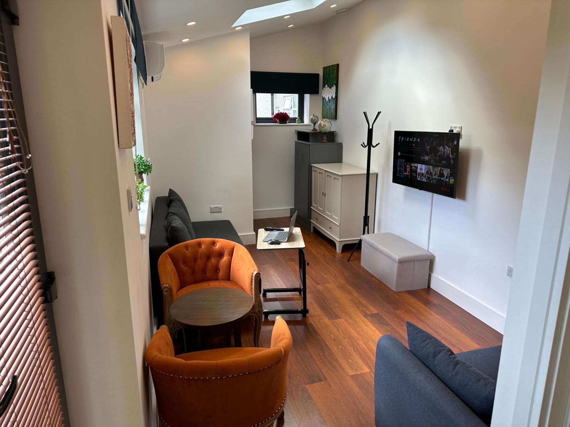 Bespoke Gallery Guesthouse 헨던 외부 사진